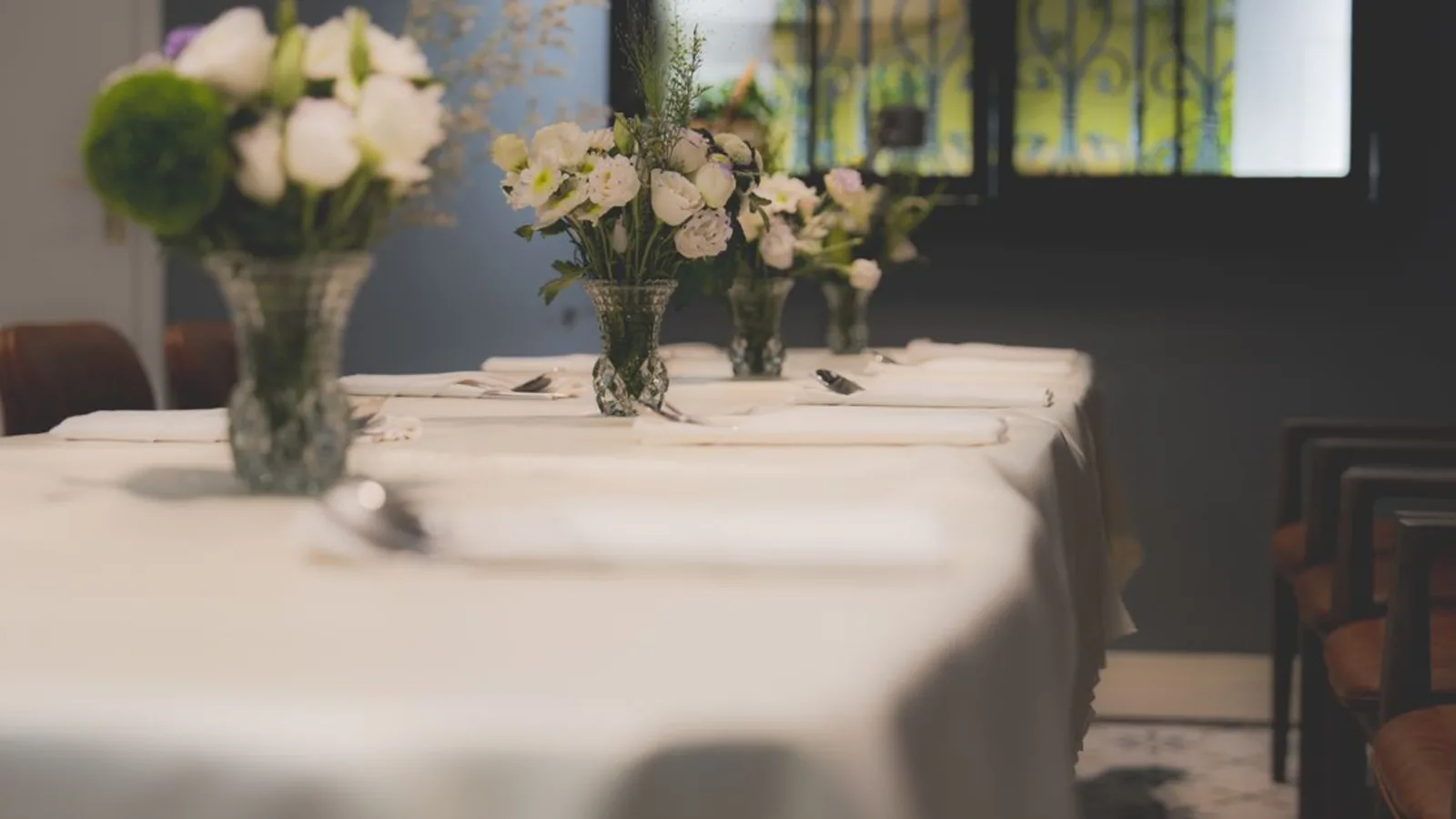 Salão de restaurante elegante preparado para o serviço